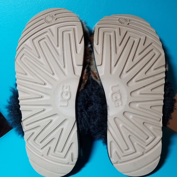 UGG Slippers - Picture 7 of 8
